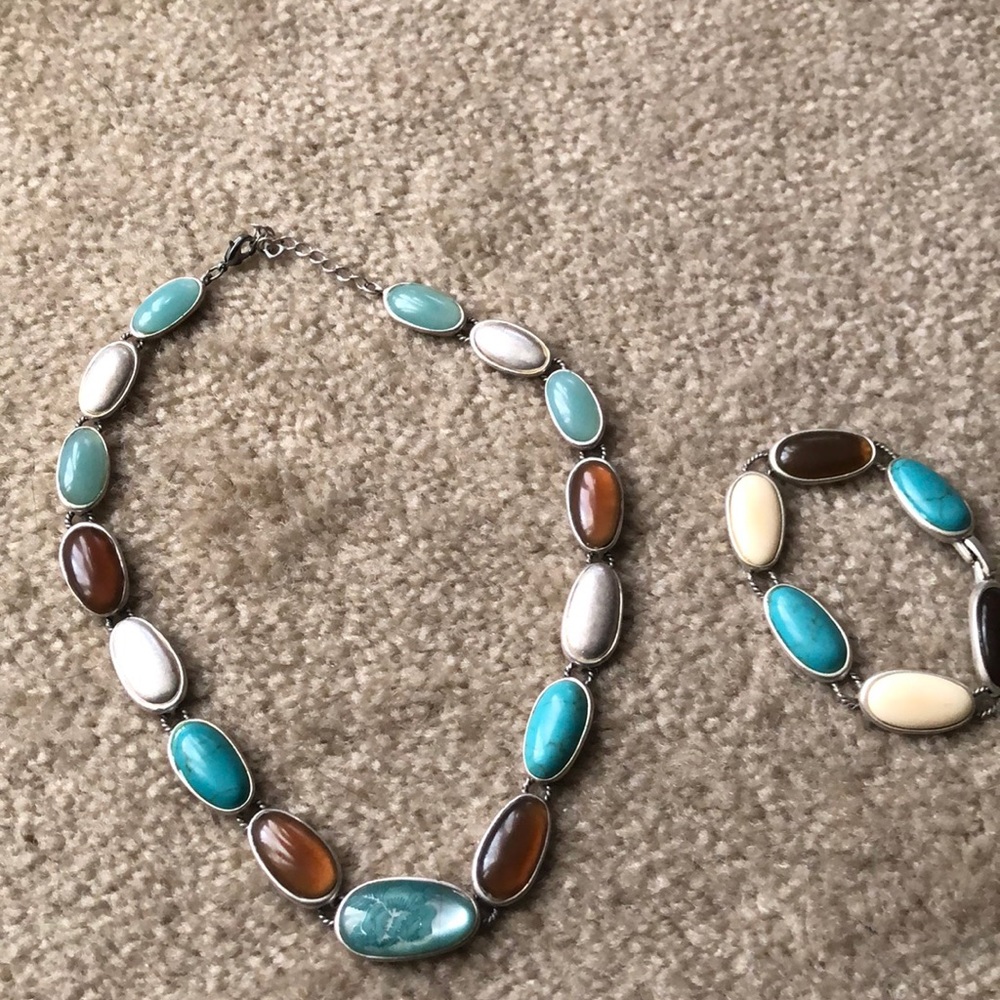 Necklace and bracket set